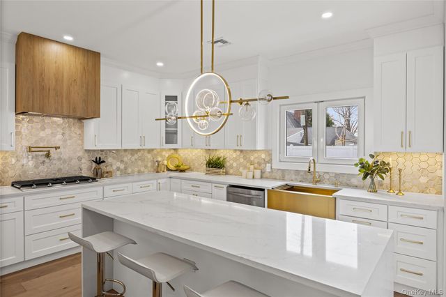 182 Friends Lane, Westbury, NY 11590