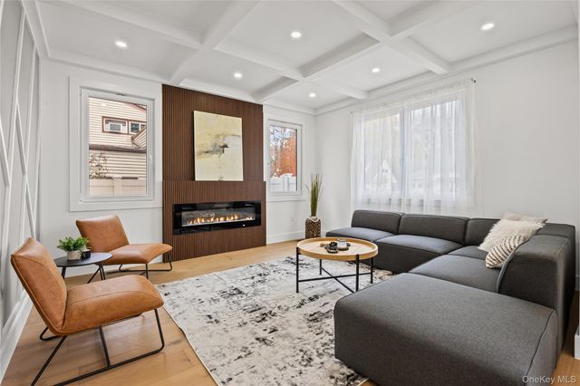 182 Friends Lane, Westbury, NY 11590