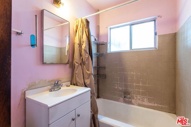 6124 S Victoria Avenue, Los Angeles, CA 90043