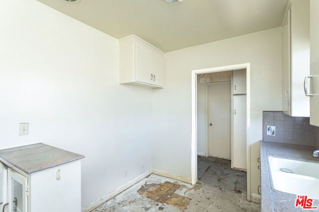 6124 S Victoria Avenue, Los Angeles, CA 90043