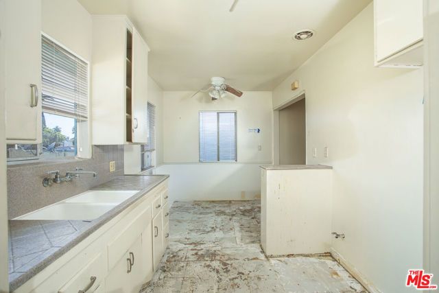 6124 S Victoria Avenue, Los Angeles, CA 90043