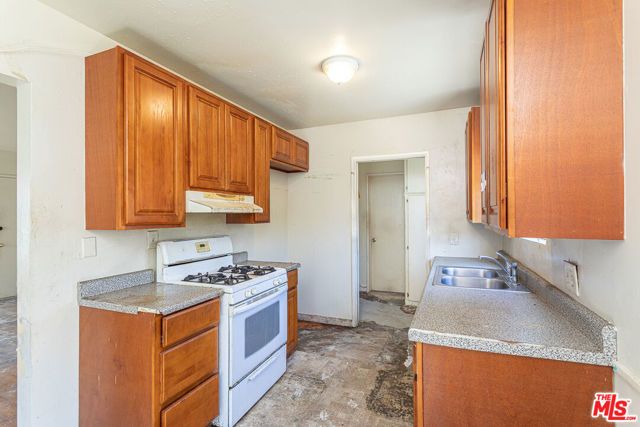 6124 S Victoria Avenue, Los Angeles, CA 90043