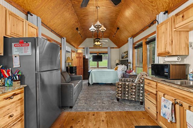 406 Tall Pines, Jefferson, TX 75657