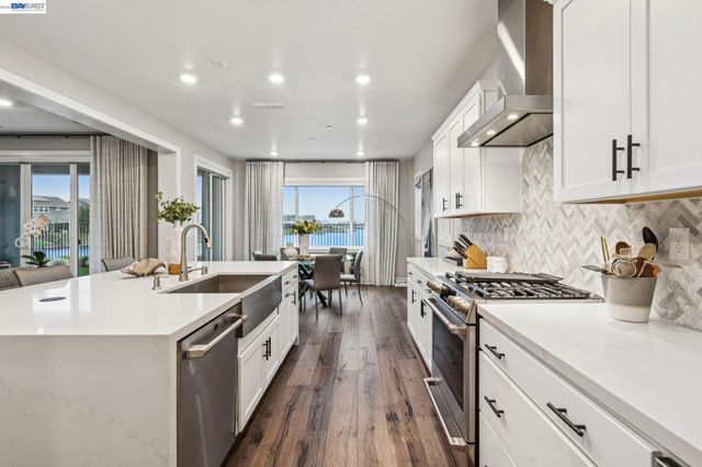 2827 Irish Meadow Way, Lathrop, CA 95330