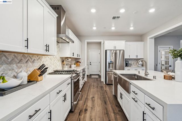 2827 Irish Meadow Way, Lathrop, CA 95330