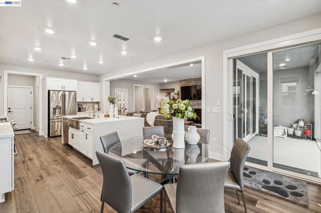 2827 Irish Meadow Way, Lathrop, CA 95330