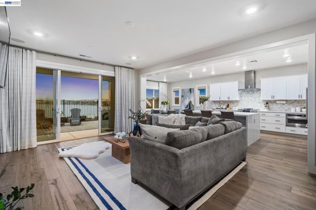 2827 Irish Meadow Way, Lathrop, CA 95330