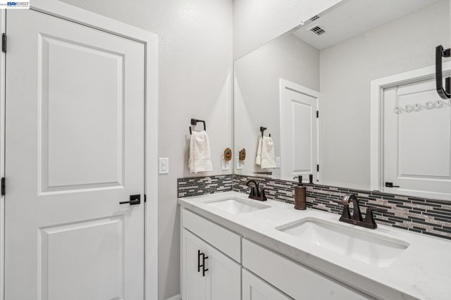 2827 Irish Meadow Way, Lathrop, CA 95330