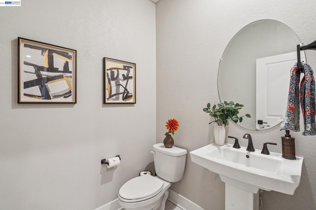 2827 Irish Meadow Way, Lathrop, CA 95330