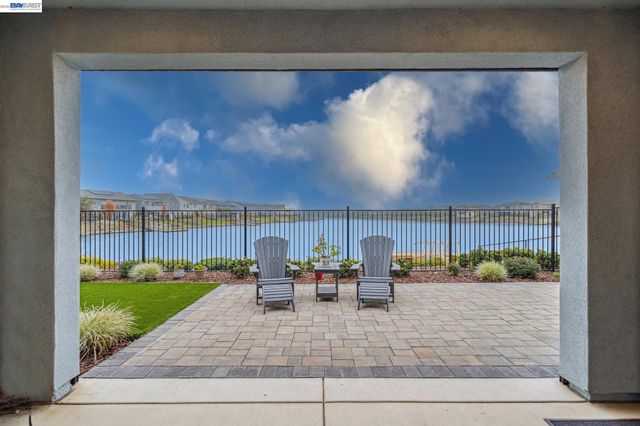 2827 Irish Meadow Way, Lathrop, CA 95330