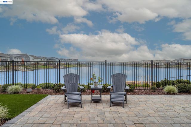 2827 Irish Meadow Way, Lathrop, CA 95330