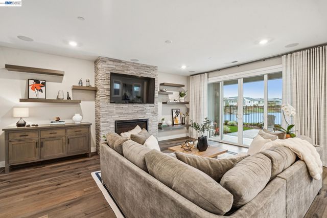 2827 Irish Meadow Way, Lathrop, CA 95330