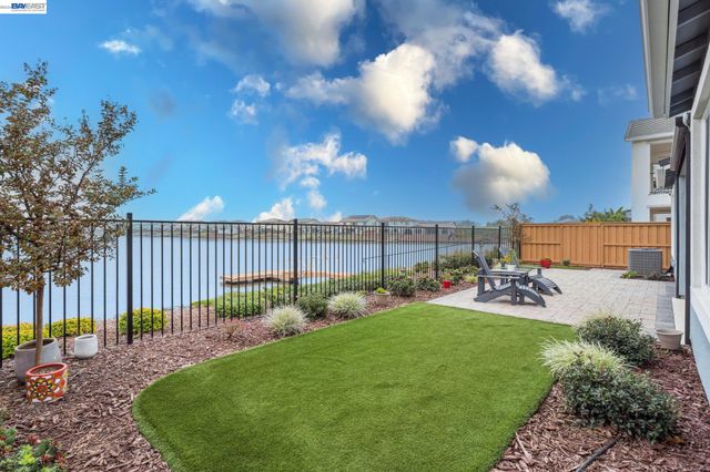 2827 Irish Meadow Way, Lathrop, CA 95330