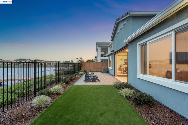 2827 Irish Meadow Way, Lathrop, CA 95330