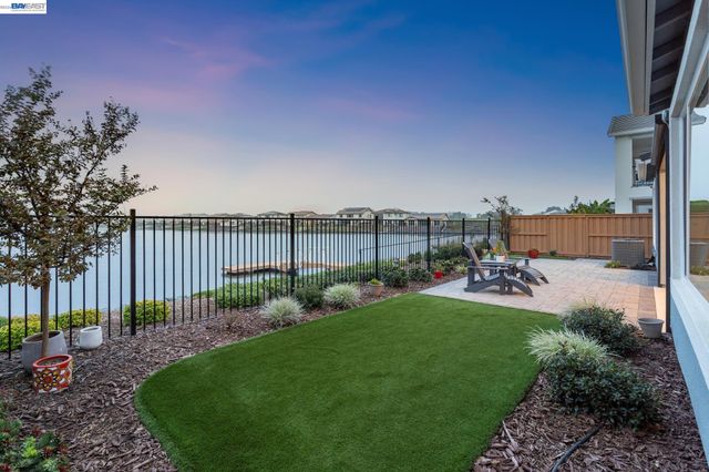 2827 Irish Meadow Way, Lathrop, CA 95330