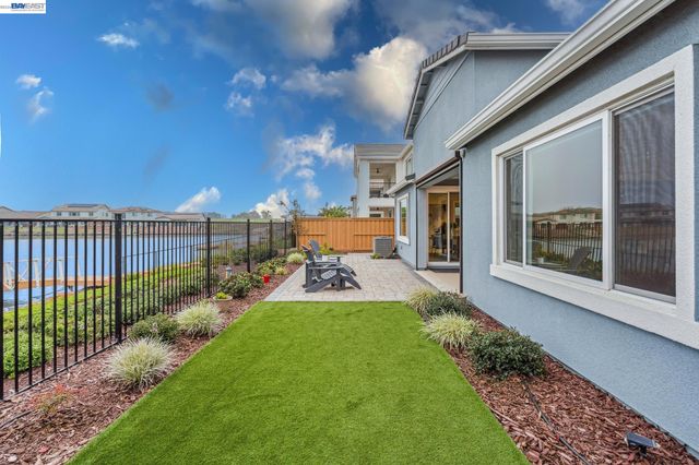 2827 Irish Meadow Way, Lathrop, CA 95330