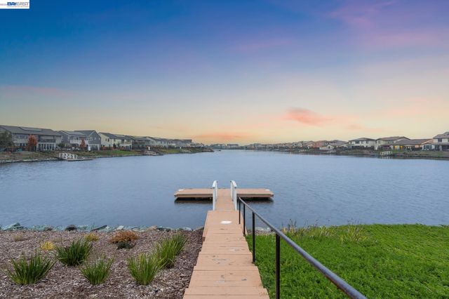 2827 Irish Meadow Way, Lathrop, CA 95330