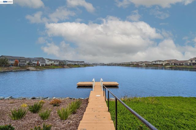 2827 Irish Meadow Way, Lathrop, CA 95330