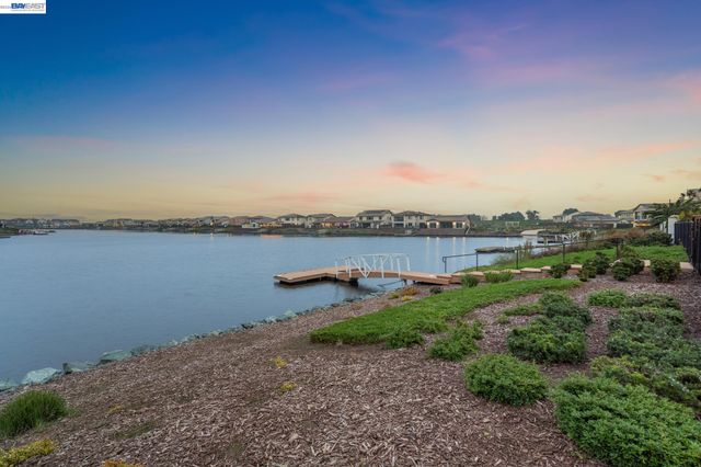 2827 Irish Meadow Way, Lathrop, CA 95330