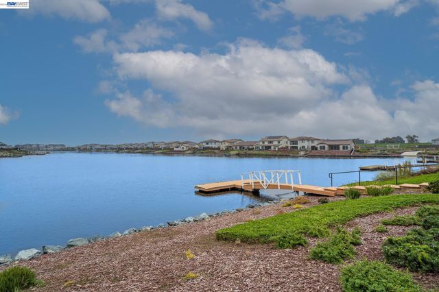 2827 Irish Meadow Way, Lathrop, CA 95330