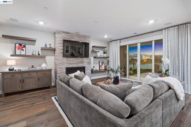 2827 Irish Meadow Way, Lathrop, CA 95330