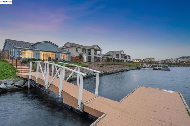 2827 Irish Meadow Way, Lathrop, CA 95330