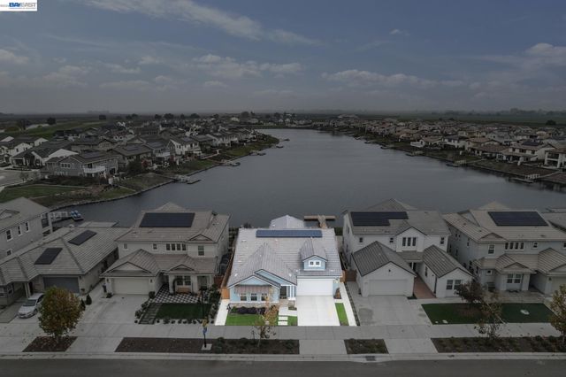 2827 Irish Meadow Way, Lathrop, CA 95330