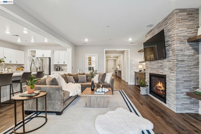 2827 Irish Meadow Way, Lathrop, CA 95330