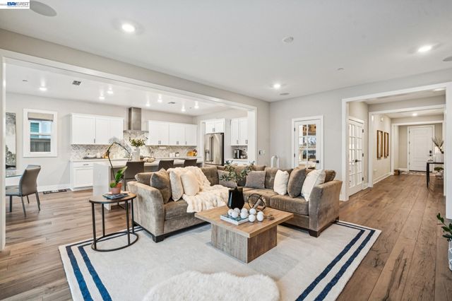 2827 Irish Meadow Way, Lathrop, CA 95330