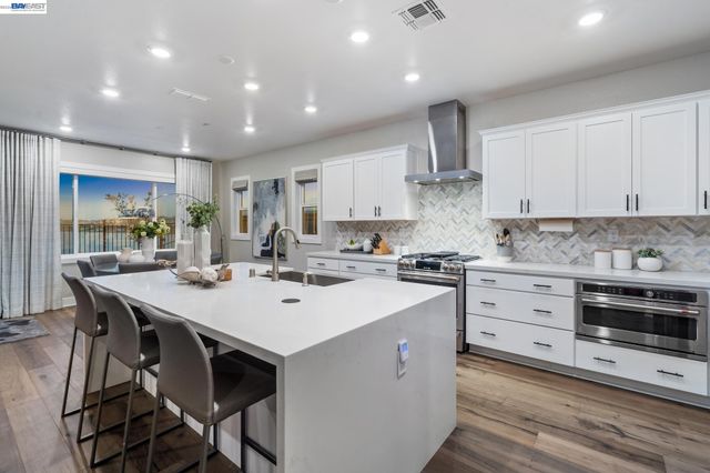 2827 Irish Meadow Way, Lathrop, CA 95330