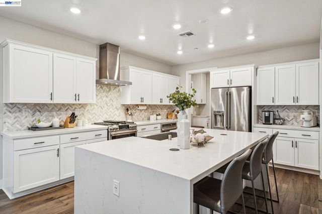 2827 Irish Meadow Way, Lathrop, CA 95330