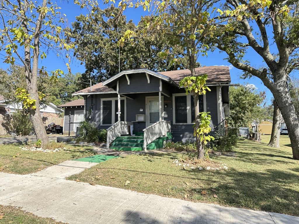 411 S Santa Fe Street, Wolfe City, TX 75496