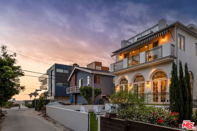 17 Privateer Street, Marina Del Rey, CA 90292