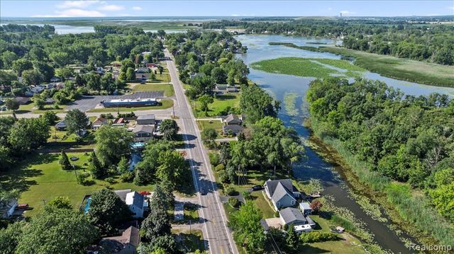34868 W Jefferson Avenue, Rockwood, MI 48173