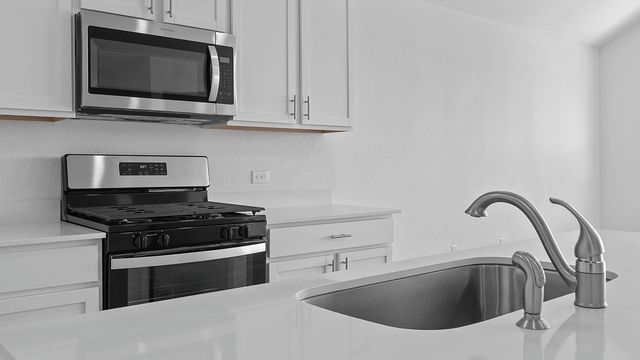 284 MUSTANG LAKE CIR, Buda, TX 78610