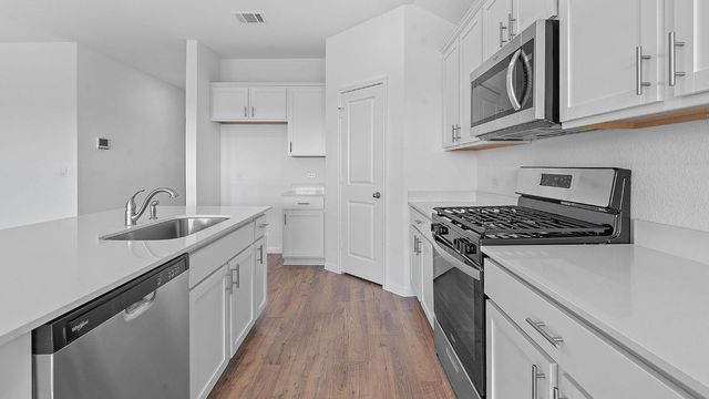 284 MUSTANG LAKE CIR, Buda, TX 78610