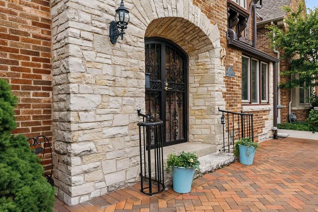 5079 N Lake DRIVE, Whitefish Bay, WI 53217