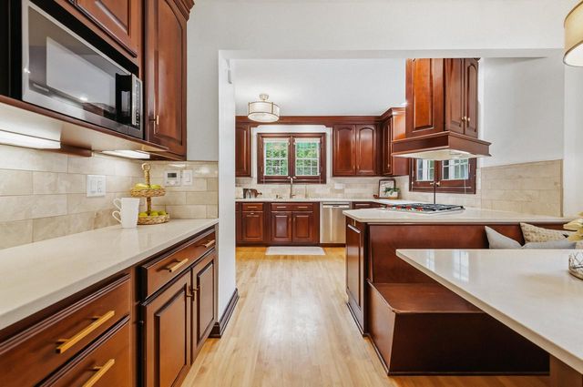 5079 N Lake DRIVE, Whitefish Bay, WI 53217