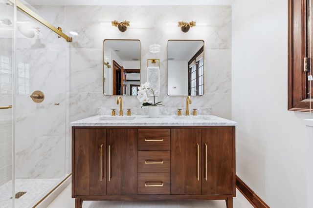 5079 N Lake DRIVE, Whitefish Bay, WI 53217