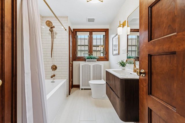 5079 N Lake DRIVE, Whitefish Bay, WI 53217