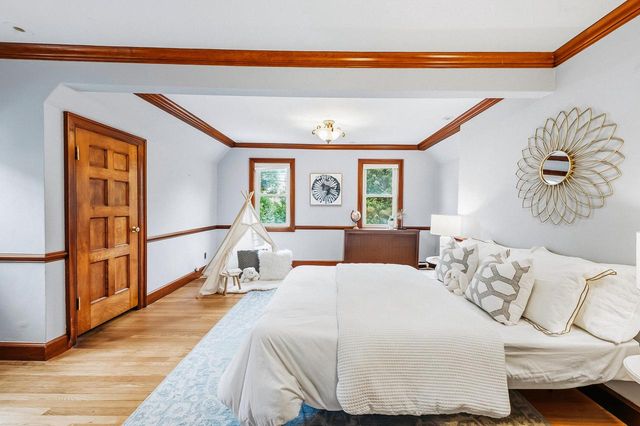 5079 N Lake DRIVE, Whitefish Bay, WI 53217