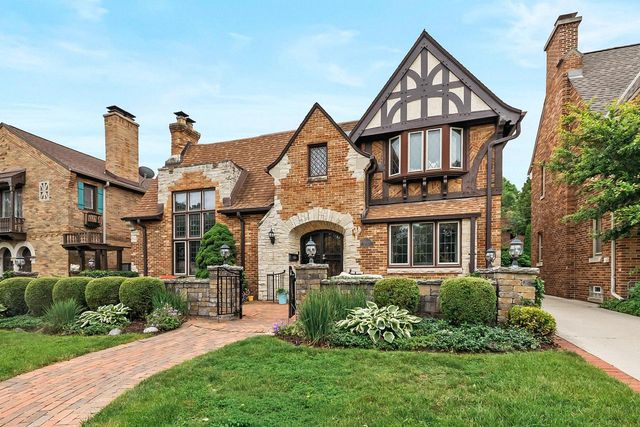 5079 N Lake DRIVE, Whitefish Bay, WI 53217