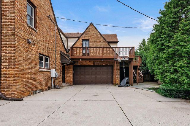 5079 N Lake DRIVE, Whitefish Bay, WI 53217
