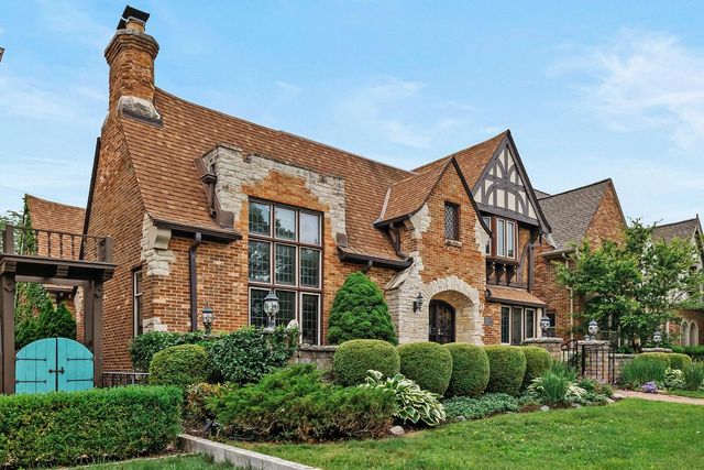 5079 N Lake DRIVE, Whitefish Bay, WI 53217