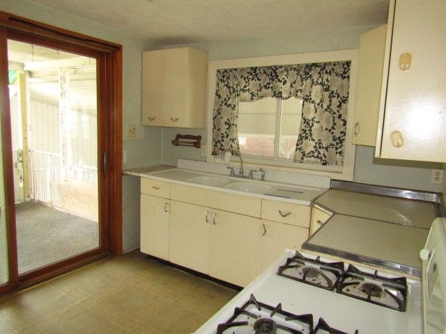 48 Locust St, Ellsworth Boro, PA 15331