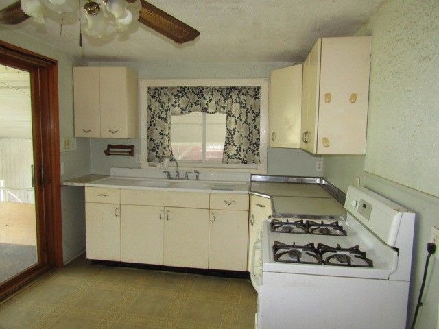 48 Locust St, Ellsworth Boro, PA 15331