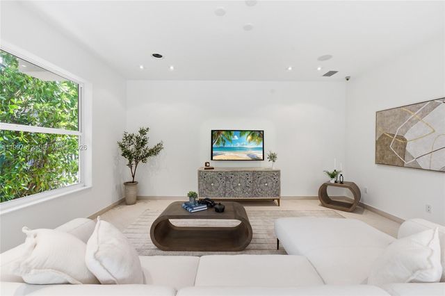 3752 NE 199 ST, Aventura, FL 33180