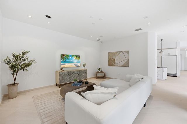 3752 NE 199 ST, Aventura, FL 33180