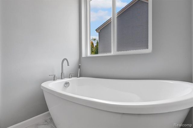 6064 Woodridge Lane, Grand Blanc, MI 48439