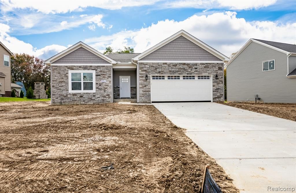 6064 Woodridge Lane, Grand Blanc, MI 48439